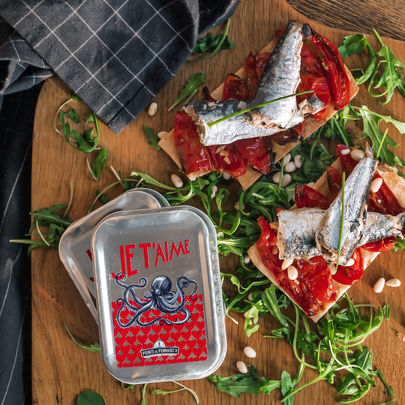 Tarte fine de sardines et pétales de tomates