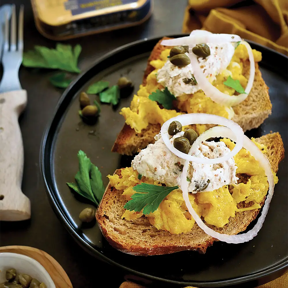 Tartine d’œufs brouillés, sardines citron et fromage de chèvre 
