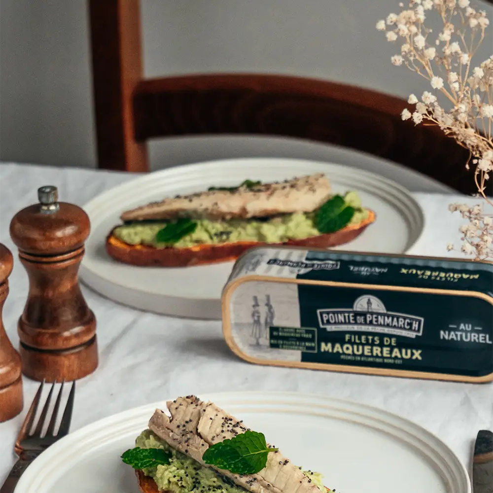 Tartine de patate douce, maquereau, purée d’avocat et menthe fraîche