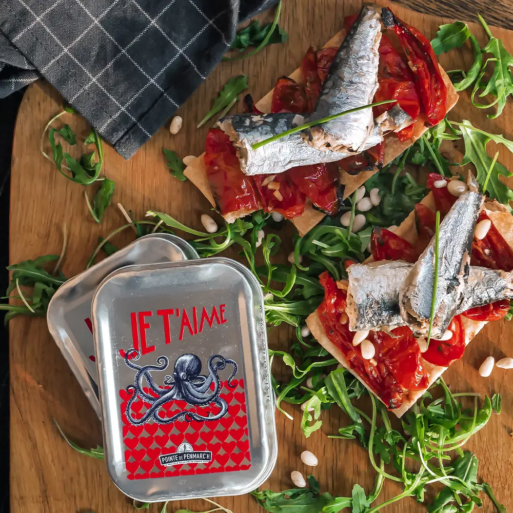 Tarte fine aux sardines à l'huile d'olive vierge extra, pétales de tomates façon marmelade et grenade