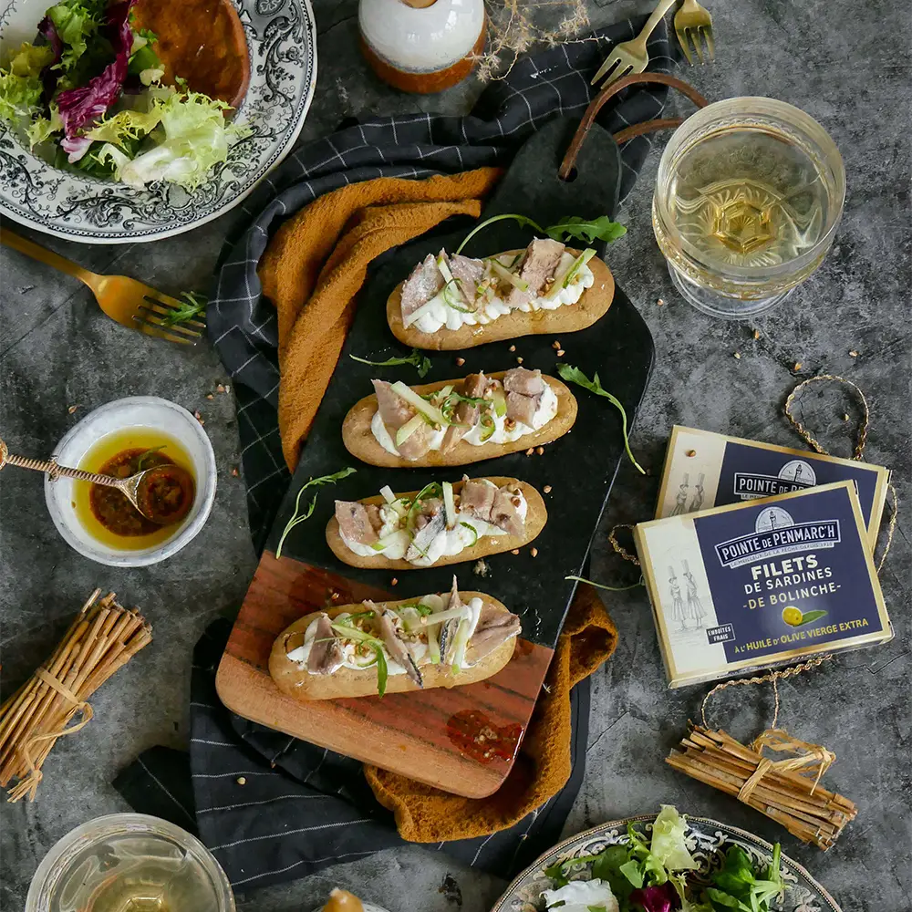 Eclair salé de sarrasin, filets de sardines et crème montée au citron vert.