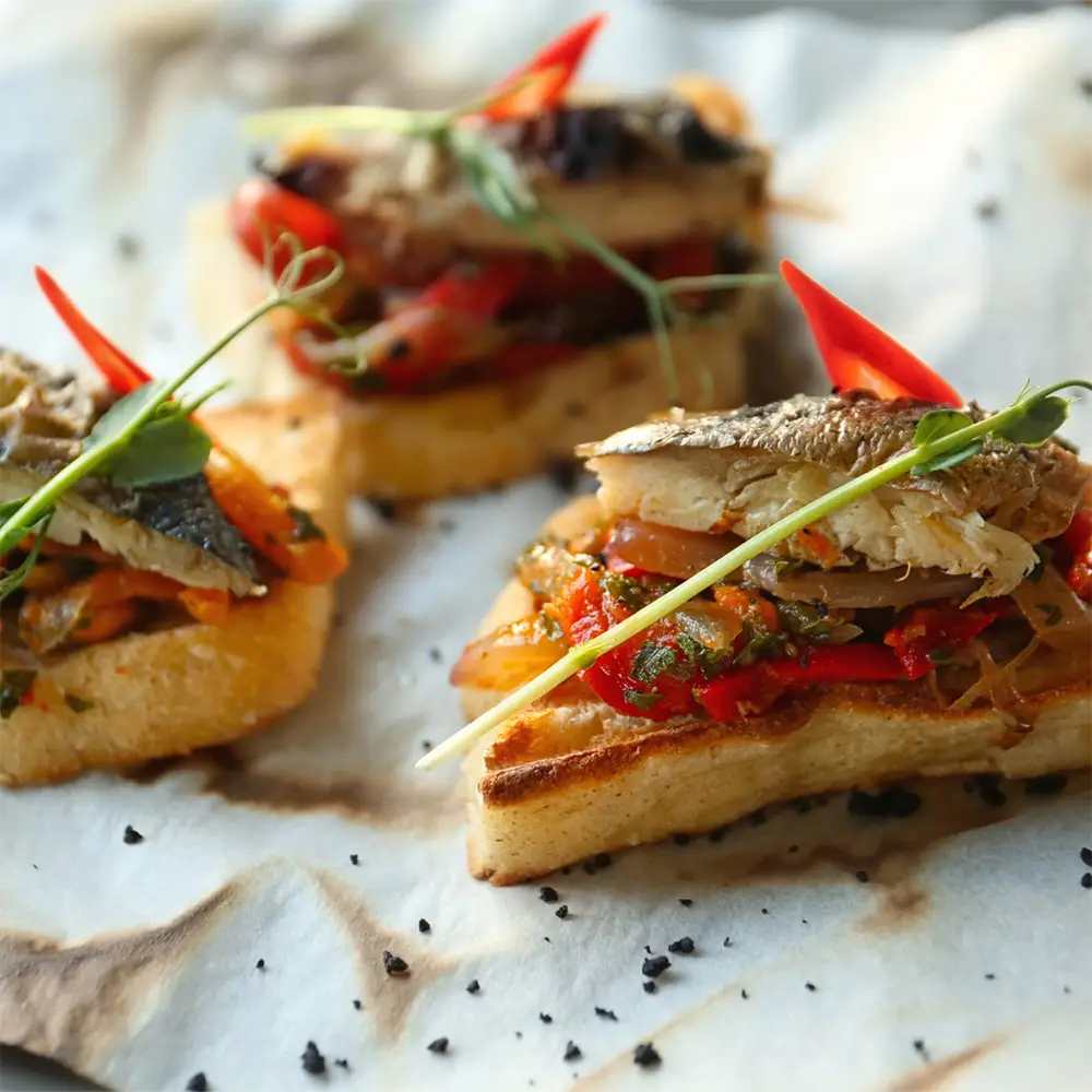 Bruschetta de maquereaux à la tomate et aux poivrons