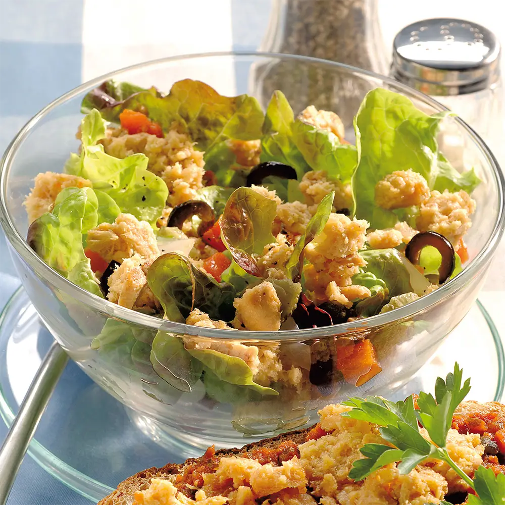 Salade de thon, tomates cerise et olives noires